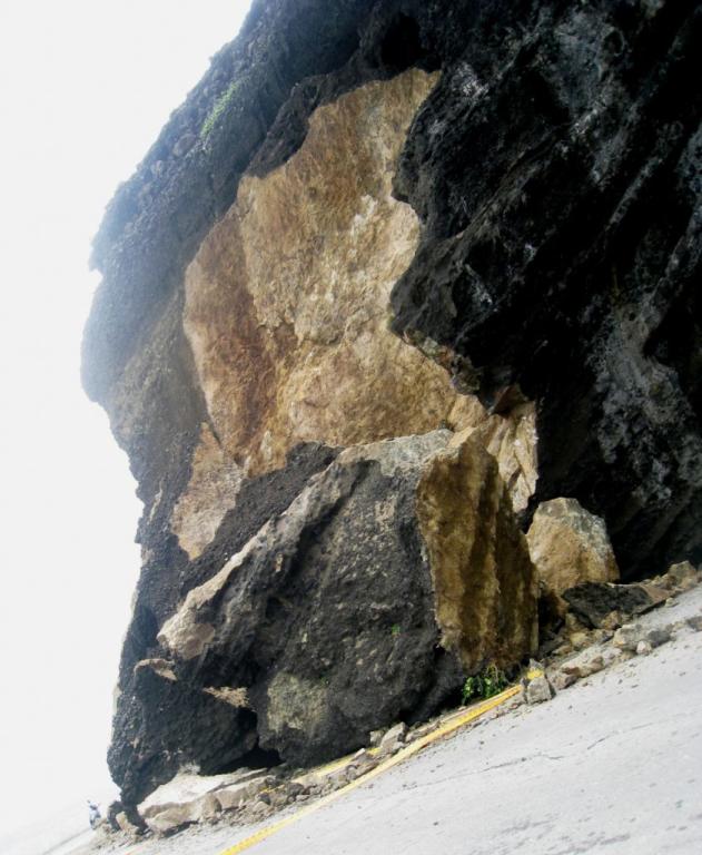 朗島風洞處有落石坍方 現正搶通中