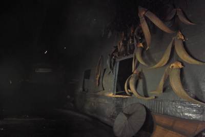 主屋外的靠背石