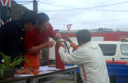 消防隊員向居民說明滅火器的使用方式