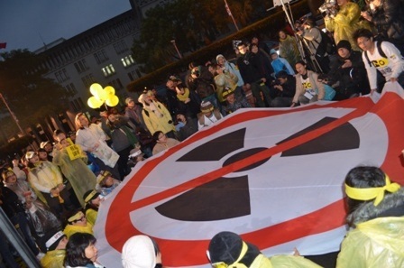 最後拉起反核的旗幟,期帶核電歸零。