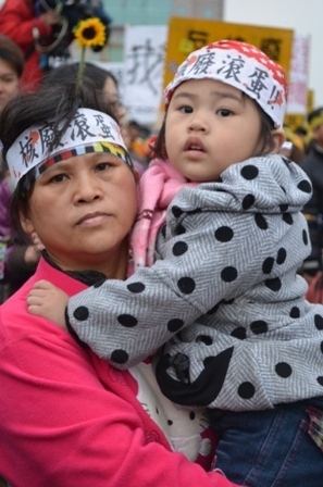 達悟族人帶著年幼的孩子上街頭，