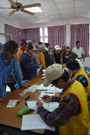 一早鄉公所會議室便湧進大批頻種辦理行照。