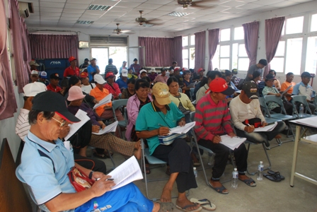 前來上課的學員們聚精會神的聆聽台上的解說，準備4月18日的機車駕照考試。