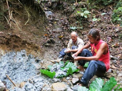 找製作陶甕的黏土