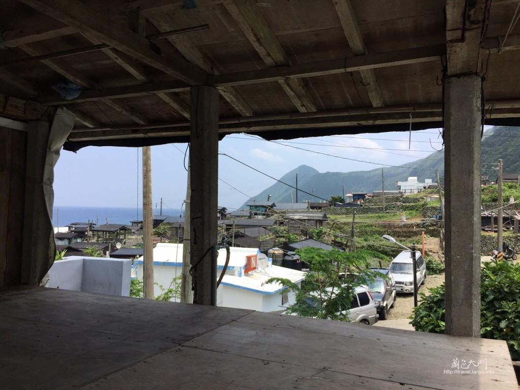 涼亭旁就是地下屋
