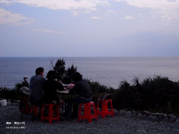 在海邊用餐也超讚