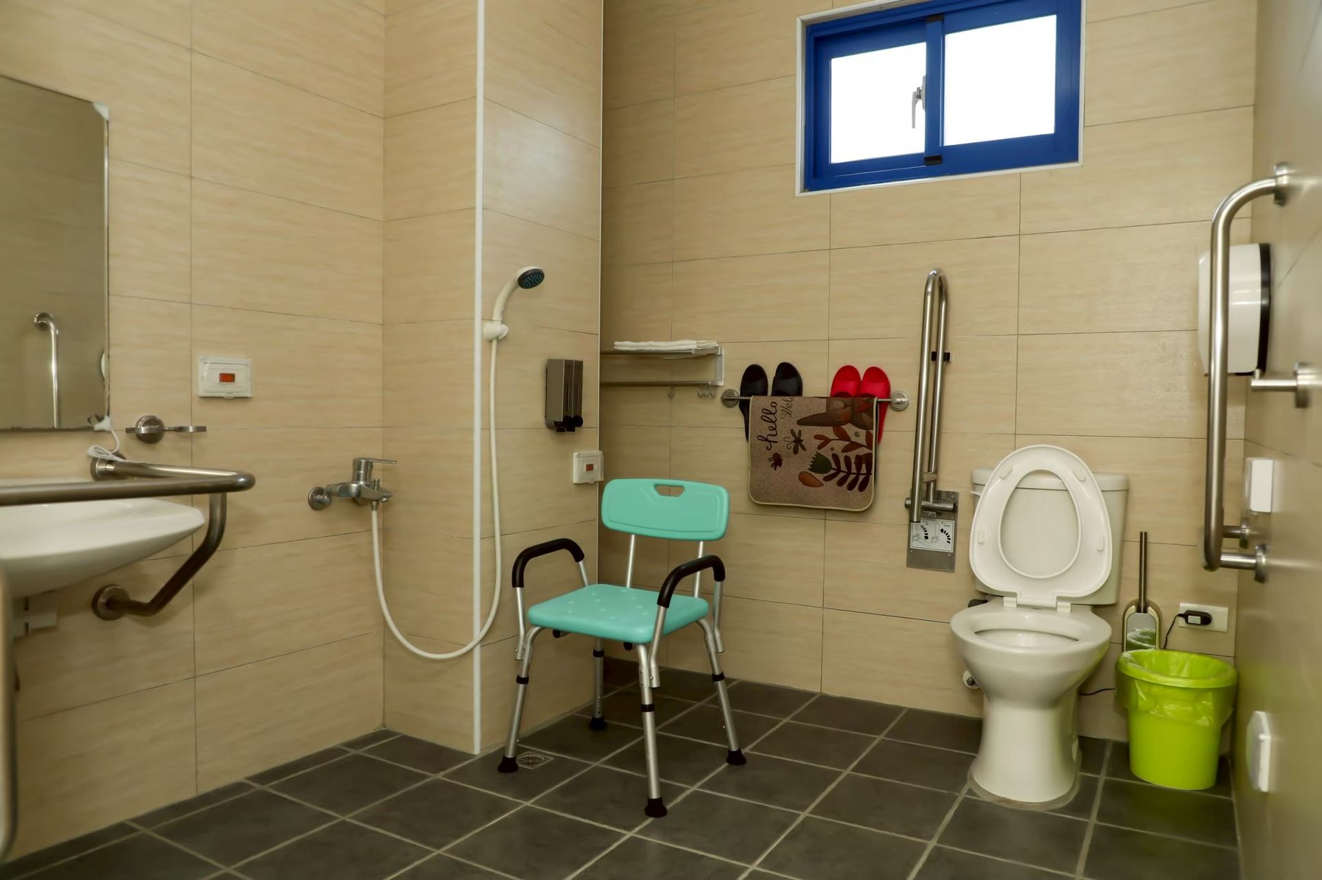 無障礙衛浴，空間大小符合法規規定。