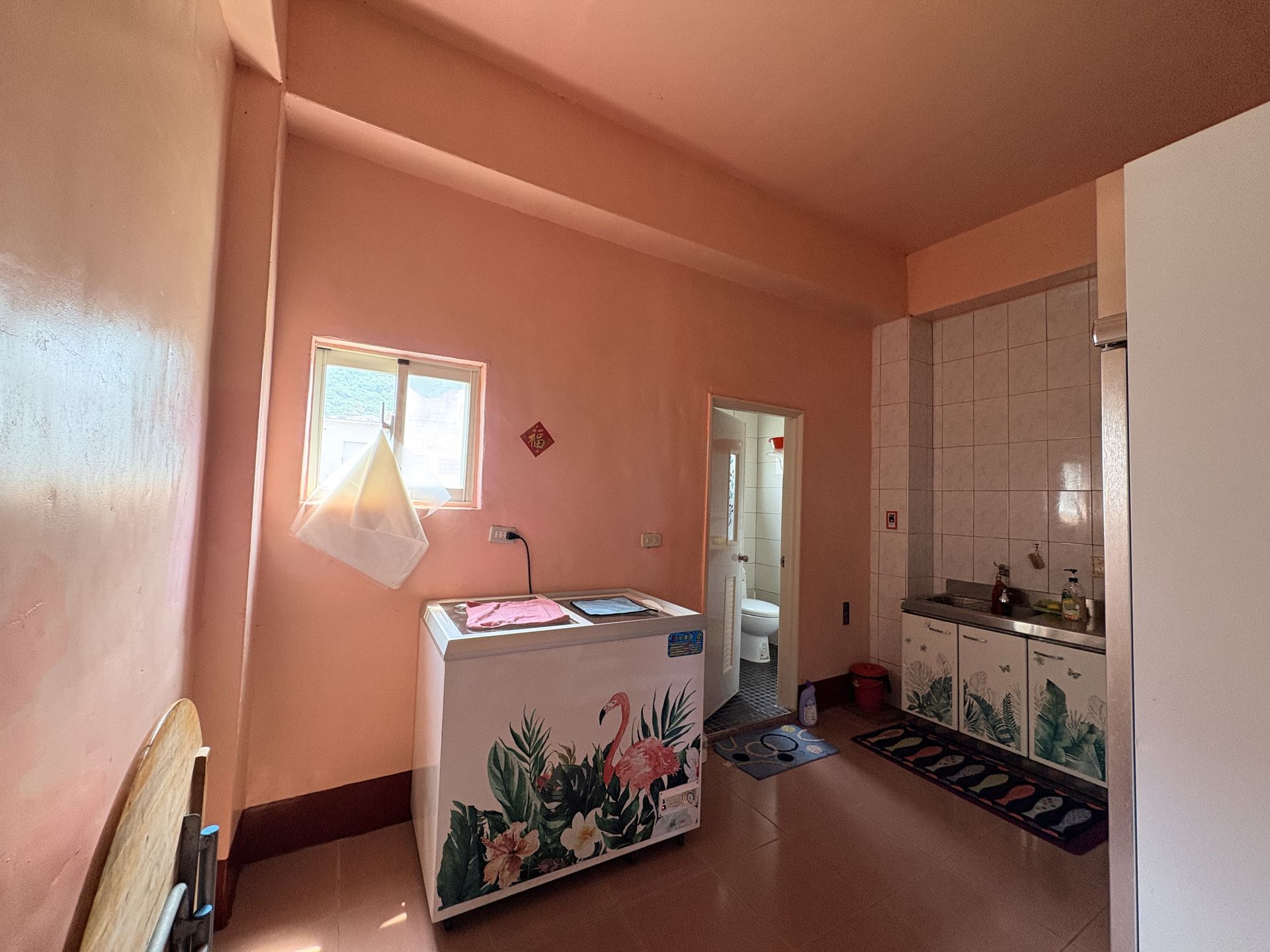 一樓廚房有大冰箱和冷凍