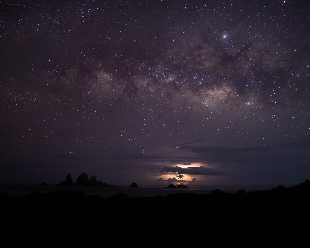 銀河裡流星劃過天際線