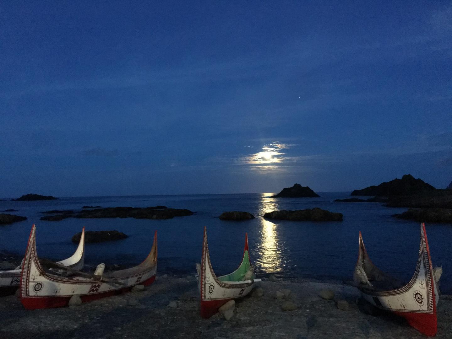 海底滲透出皓潔銀白 漣漪扣人心弦旋律 勾魂至無法掩飾澎湃身軀