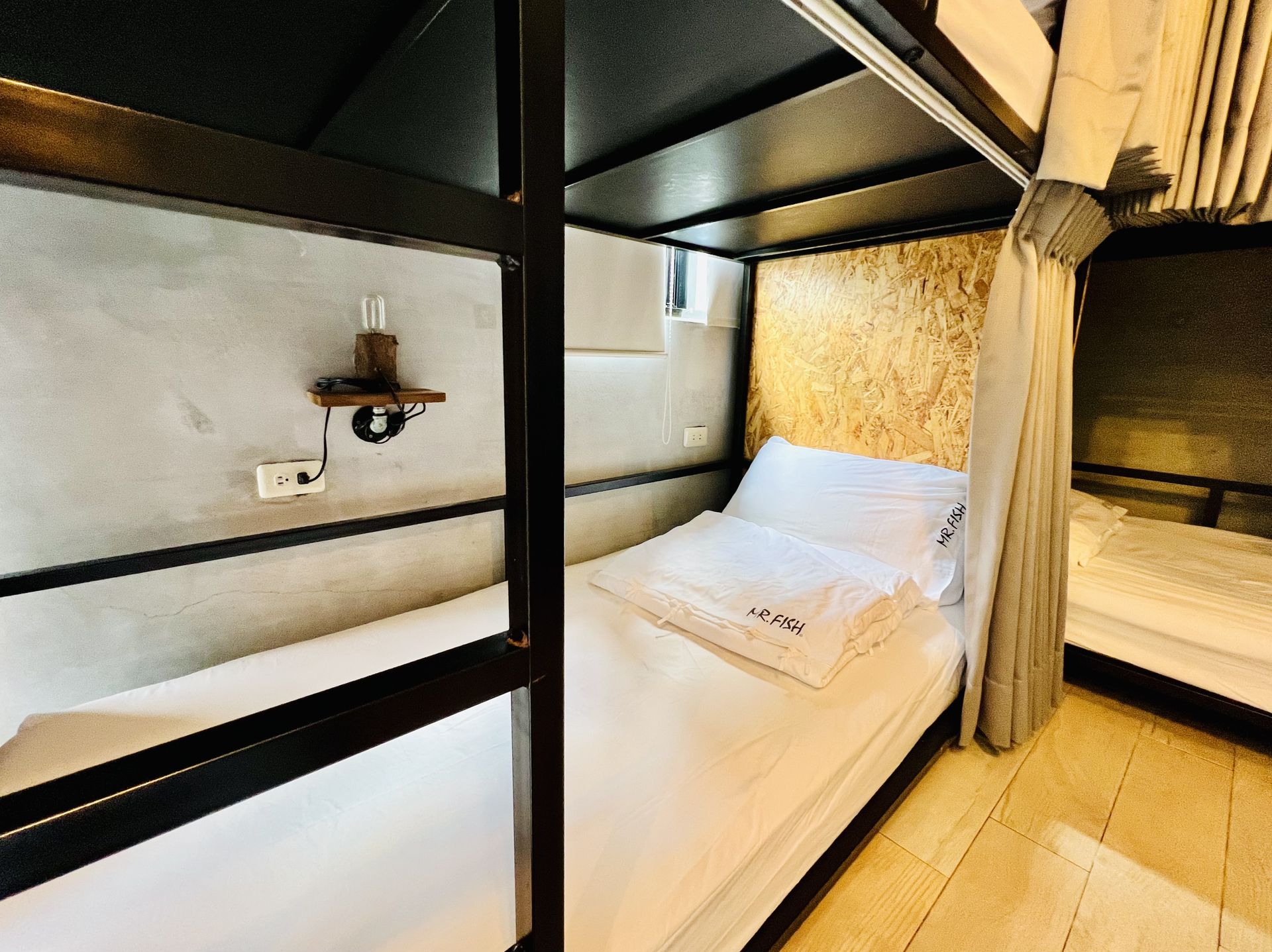 每床都有獨立拉簾