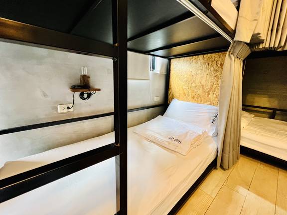 每床都有獨立拉簾